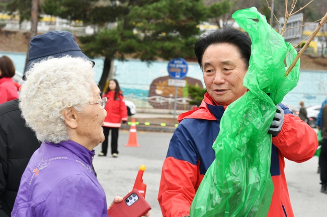 ▲ 강원 화천군이 31일 화천체육관 앞 광장에서 최문순 군수, 신준현 군산림조합장을 비롯해 주민 1000여명이 참석한 가운데 '제81회 식목일 기념 나무 나눠주기 행사'를 개최했다. ⓒ화천군