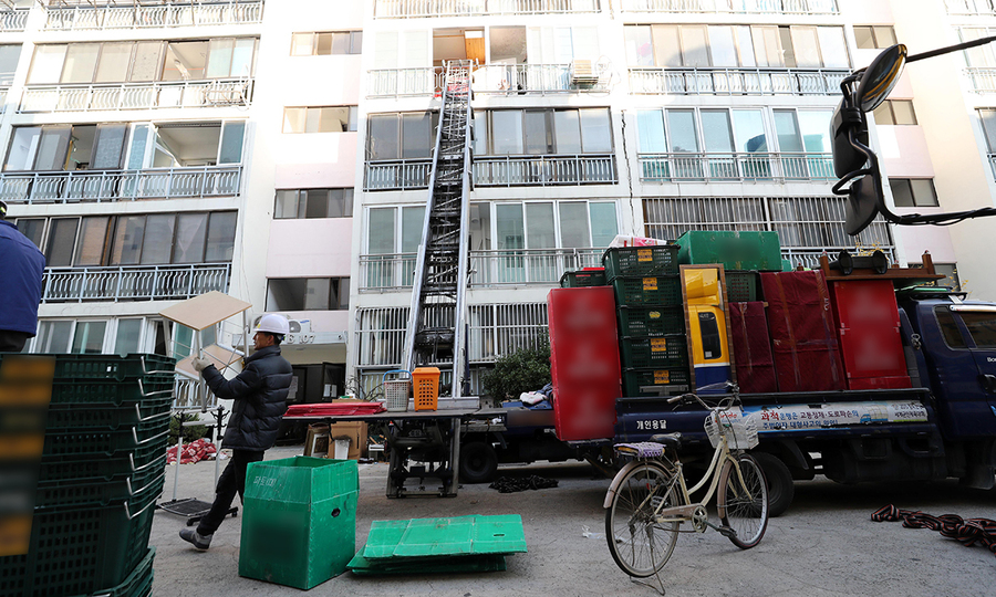 ▲ 주거비 부담 확대와 함께 이사비용마저 급등한 가운데, 정부가 강도높은 가계대출 규제를 예고하면서 이사를 계획하는 실수요자들의 자금 조달은 더 어려워질 것으로 전망된다. ⓒ 연합뉴스