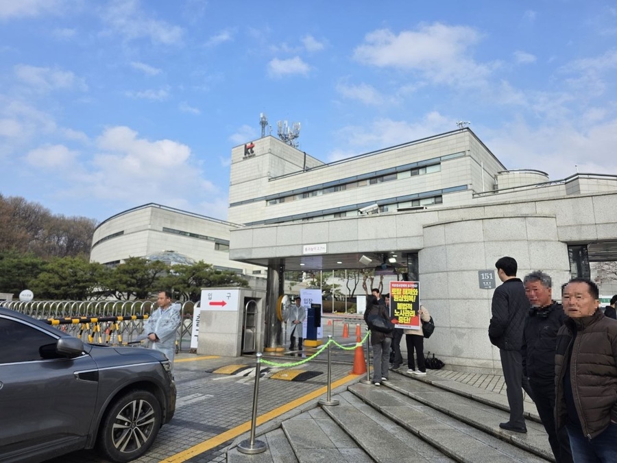 ▲ KT의 주주총회가 열린 서울 서초구 태봉로 KT연구개발센터에서 입구의 모습.ⓒ강필성 기자
