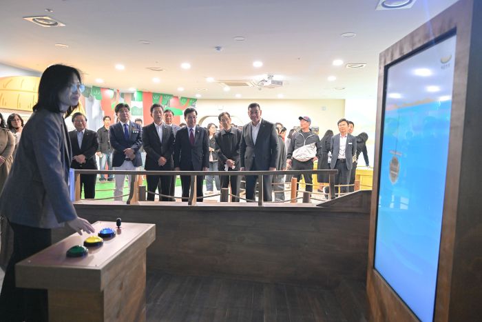 ▲ 최원철 공주시장이 관계자들과 함께 고마곰 어린이체험관을 돌러 보고 있다.ⓒ공주시