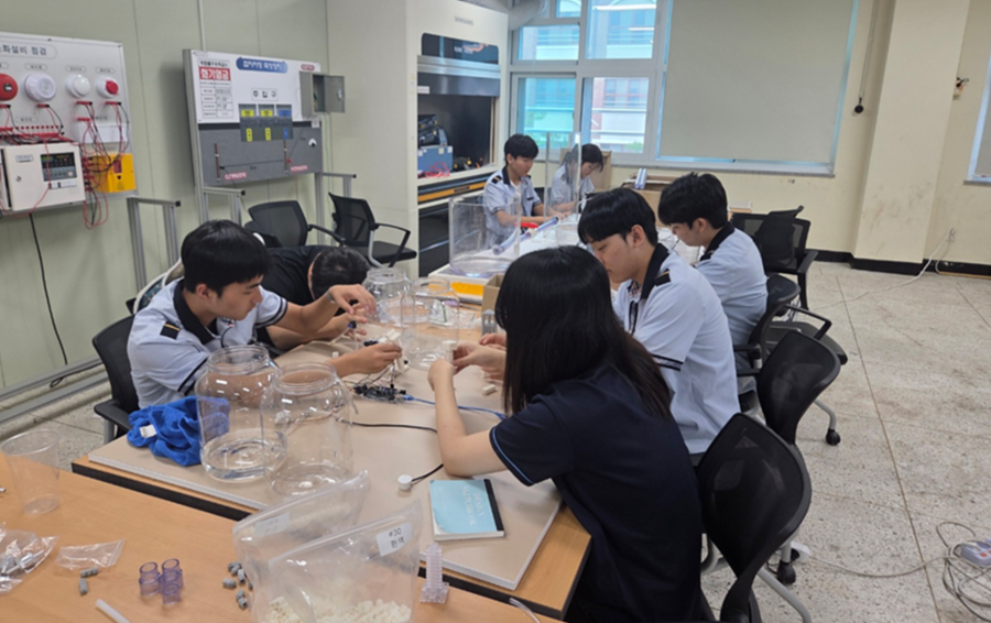 ▲ 여수석유화학고에서 증류탑 제작 관련 실습을 하고 있다.ⓒ여수시 제공