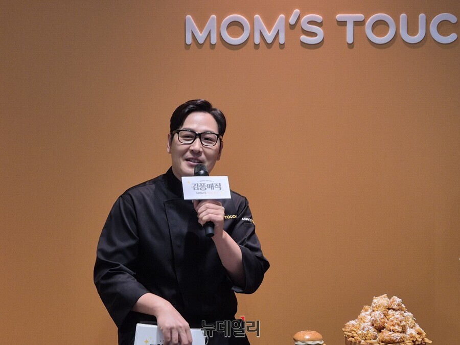 ▲ 3월 31일 맘스터치 R&D 센터에서 진행된 미디어 간담회에서 김풍 웹툰 작가 겸 방송인이 메뉴 개발 비화에 대해 설명하고 있다.ⓒ조현우 기자