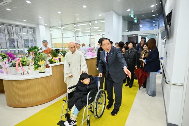 ▲ 속초시가 31일 지역 장애인의 복지 증진과 자립 지원을 위한 핵심 시설인 속초시 장애인종합복지센터 '이음' 개관식을 갖고 본격 운영에 들어갔다. ⓒ속초시