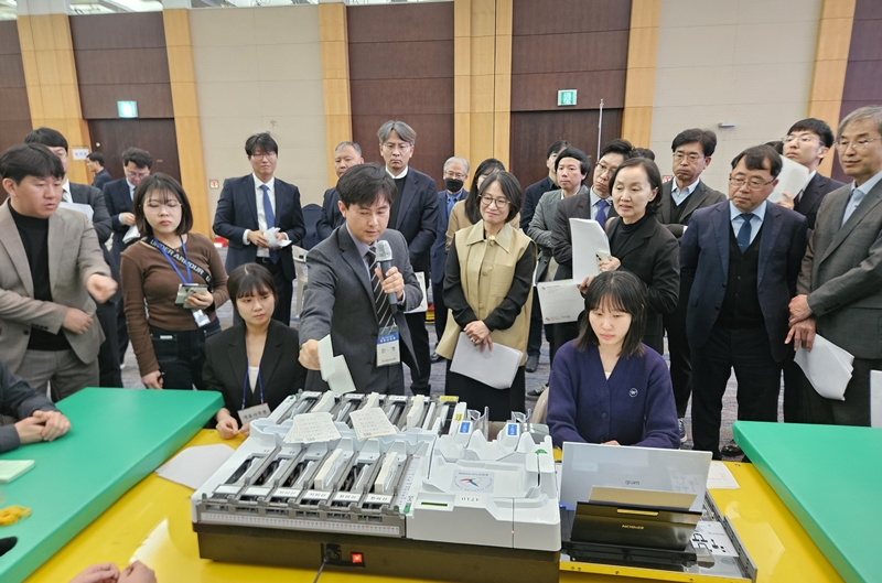 ▲ 충북선관위가 31일 청주 엔포드호텔에서 구·시·군선관위 위원장 회의를 열고 개표 절차 전반을 점검하고 있다. ⓒ충북선관위