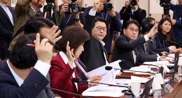 ▲ 국회 '윤석열 정권 정치검찰 조작기소 의혹 사건 진상규명 국정조사특별위원회' 국민의힘 의원들이 31일 오전 서울 여의도 국회에서 열린 제3차 전체회의에서 토론 신청을 하고 있다. ⓒ뉴시스