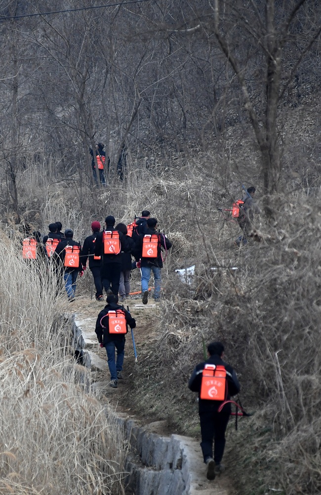 ▲ 지난 2023년 3월, 화천군청 공무원들이 화천읍 중리 일대에서 발생한 산불 진화를 위해 현장에 투입되고 있다. ⓒ화천군