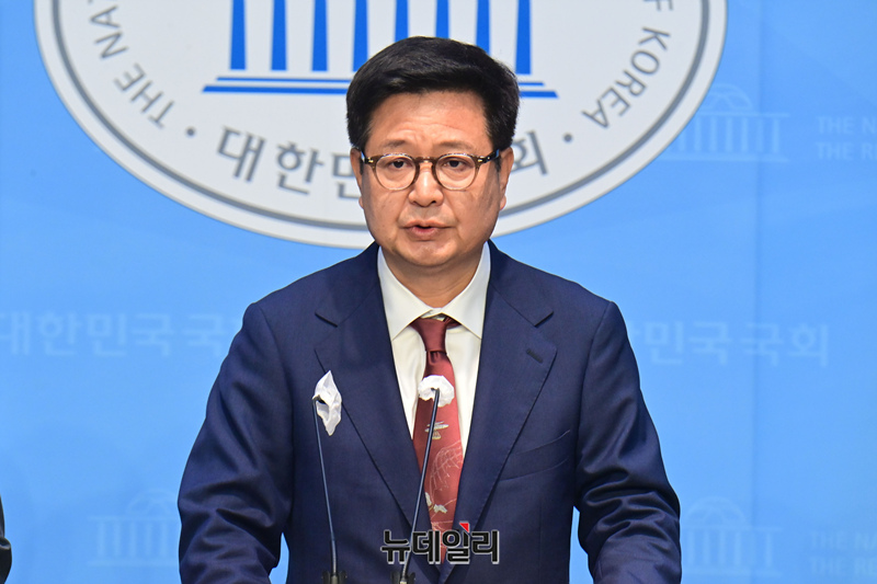 ▲ 김장겸 국민의힘 언론자유특별위원장이 31일 국회 소통관에서 기자회견을 열고 