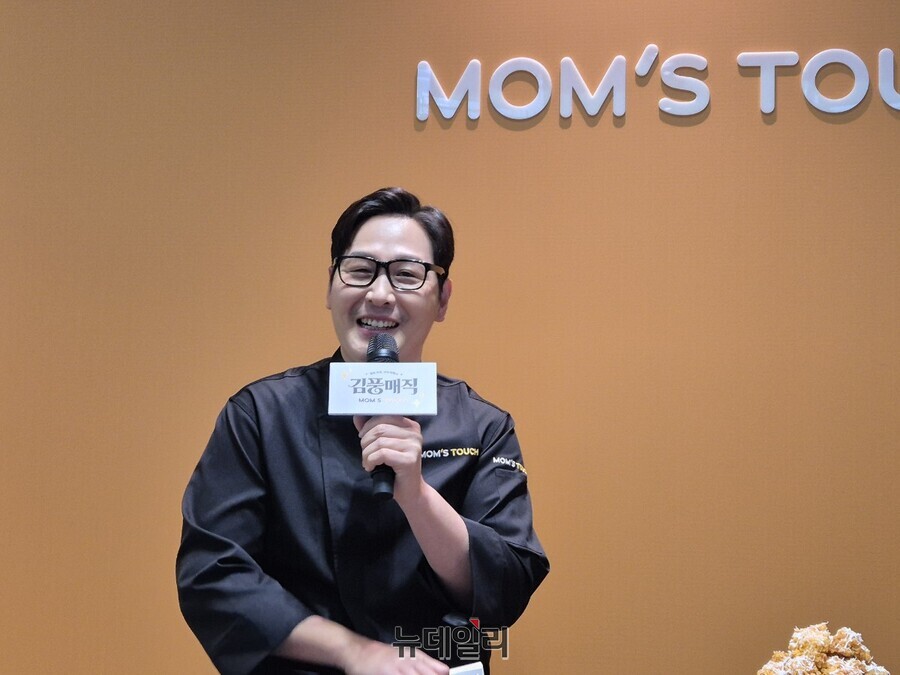 ▲ 김풍 작가가 맘스터치 R&D 센터에서 열린 신메뉴 간담회에서 제품 개발 과정에 대해 설며하고 있다.ⓒ조현우 기자