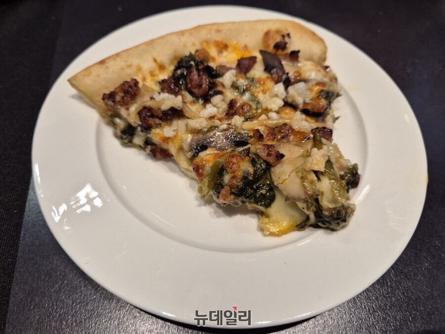 ▲ 예능 프로그램에서 봤던 게스트들의 반응을 이해할 수 있었던 매직풍 피자. 비빔밥처럼 부담 없이 계속 들어가는 맛이다.ⓒ조현우 기자
