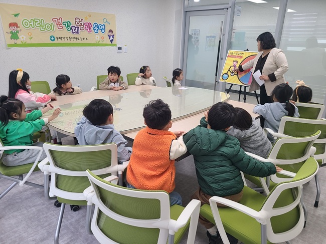 ▲ 평창군보건의료원 봉평건강증진형 보건지소가 31일과 내달 2일 이틀간 오전 10시부터 용평 보듬이나눔이 어린이집 5~7세 아동을 대상으로 '어린이 건강 체험관'을 운영한다. ⓒ평창군