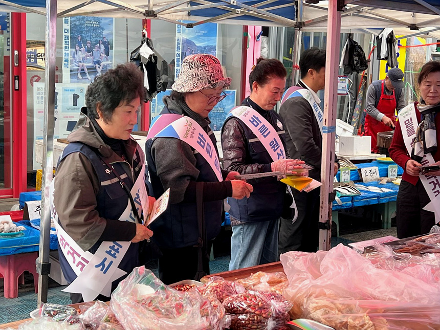 ▲ 양주시는 27일 덕정시장 일원에서 농축수산물 원산지 표시의 올바른 정착을 위한 홍보 캠페인을 전개했다 ⓒ양주시 제공