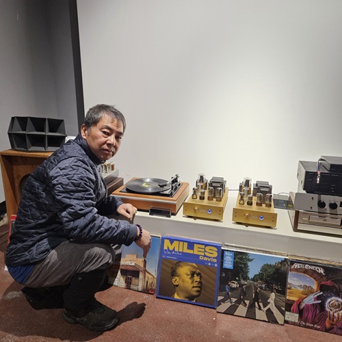 ▲ 전설이 된 기계들 부스 앞에서 이진우 감독이 설명을 하고 있다.ⓒ 김영훈기자