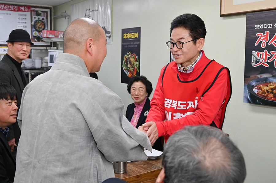 ▲ 이철우 예비후보는 28일 경산 중앙시장을 찾아 민생 현장을 살폈다.ⓒ이철우 예비후보측