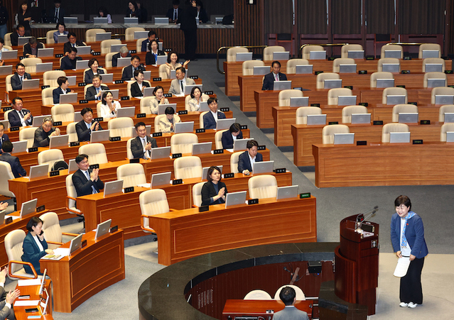 ▲ 서영교 더불어민주당 의원이 31일 서울 여의도 국회에서 열린 본회의에서 신임 법제사법위원장으로 선출된 뒤 인사말하기 위해 발언대로 향하고 있다. ⓒ뉴시스