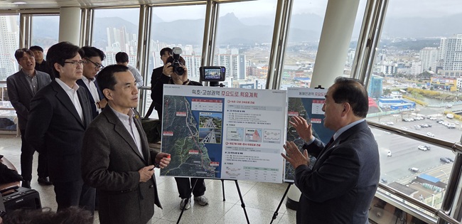 ▲ 김진태 강원특별자치도지사가 31일 속초 엑스포 타워를 방문해 속초~고성 고속도로 예타 통과 대응 전략과 동해안 7번 국도 현안 및 건설계획 반영 추진 상황을 점검했다. ⓒ강원특별자치도