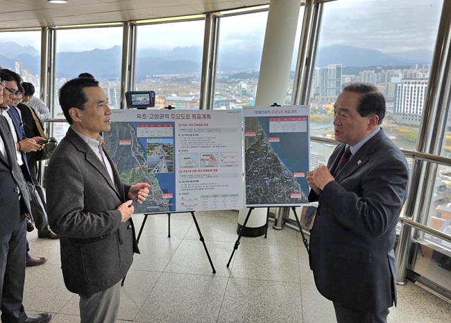 ▲ 김진태 강원특별자치도지사가 31일 속초 엑스포 타워를 방문해 속초~고성 고속도로 예타 통과 대응 전략과 동해안 7번 국도 현안 및 건설계획 반영 추진 상황을 점검했다. ⓒ강원특별자치도
