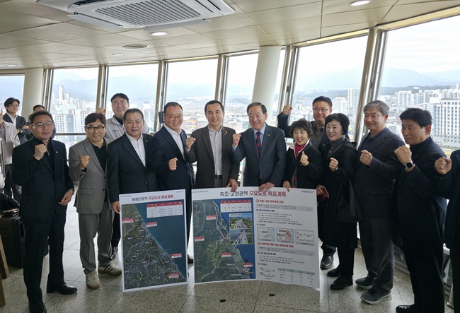 ▲ 김진태 강원특별자치도지사가 31일 속초 엑스포 타워를 방문해 속초~고성 고속도로 예타 통과 대응 전략과 동해안 7번 국도 현안 및 건설계획 반영 추진 상황을 점검했다. ⓒ강원특별자치도