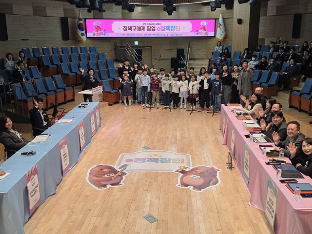 ▲ 경기도교육청이 31일 남부청사에서 개최한 '2026 정책 프로슈머와 함께하는 정책구매제 팝업 이(e)정책장터'. ⓒ경기도교육청 제공