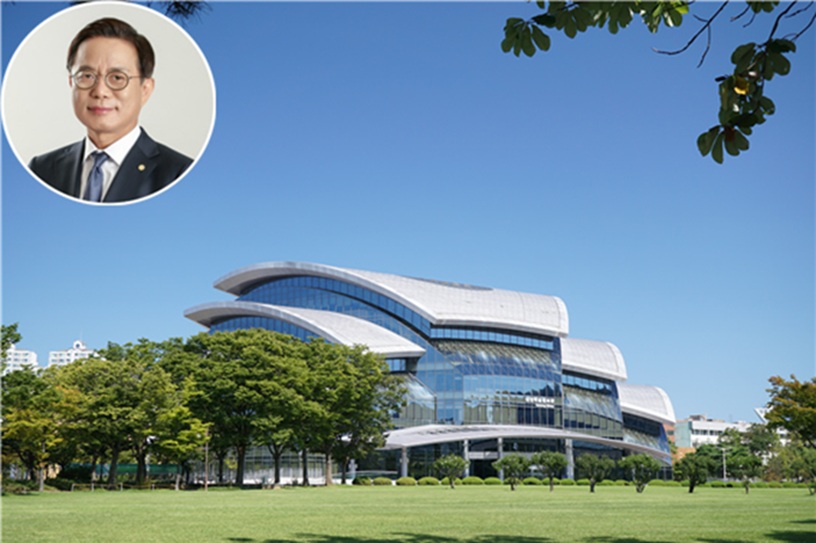 ▲ 성균관대학교 자연과학캠퍼스 전경. 좌측 상단은 유지범 총장.ⓒ성균관대