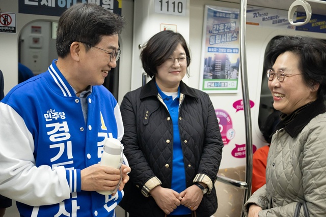 ▲ 김동연 경기도지사가 31일 김포골드라인에서 시민과 만나 대화하고 있다. ⓒ김동연 선거캠프 제공