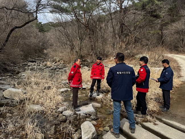 ▲ 산림계곡 불법 점용시설 점검 모습. ⓒ북부지방산림청