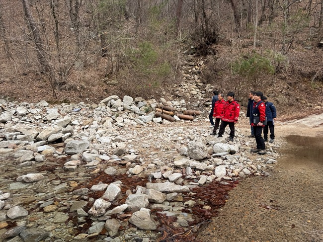 ▲ 산림계곡 불법 점용시설 점검 모습. ⓒ북부지방산림청