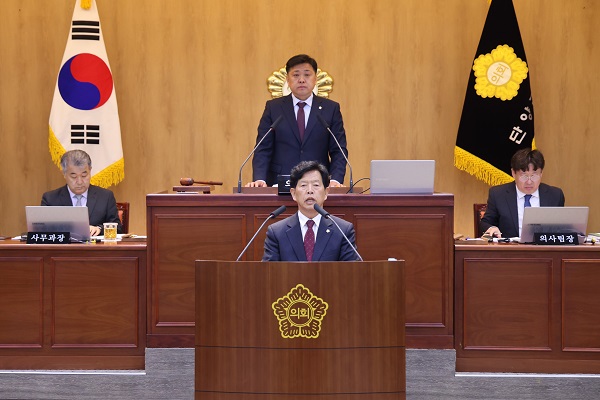 ▲ 단양군의회 조성룡 의원이 제343회 임시회 2차 본회의에서 '김범우 토마스 순교지 성지화'를 제언하고 있다.ⓒ단양군의회 제공