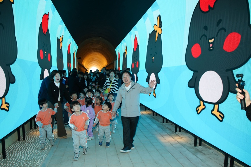 ▲ 와부시립어린이집 원아들이 31일 준공된 빛터널공원을 주광덕 남양주시장과 함께 걷고 있다 ⓒ남양주시 제공