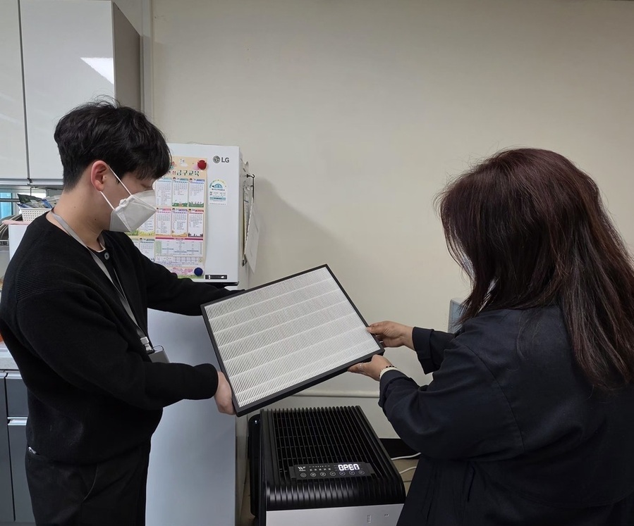 ▲ 광주시교육청 안전총괄과 직원이 31일 금구초를 방문해 고농도 미세먼지 대응의 핵심인 공기정화장치 필터의 위생 상태 및 운영 현황을 직접 확인하고 있다.ⓒ광주시교육청 제공