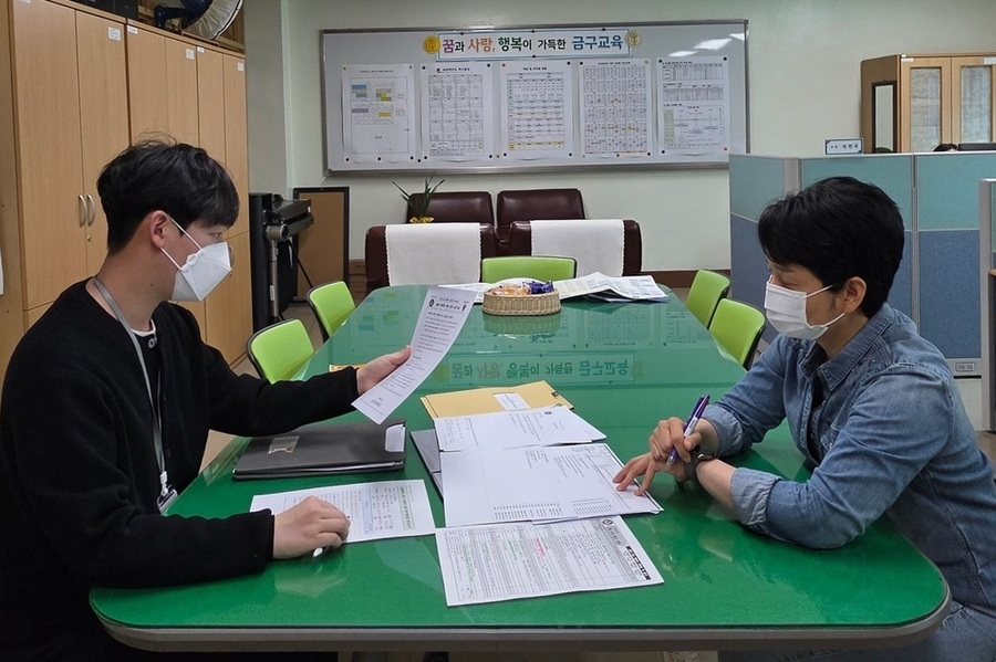 ▲ 광주시교육청 안전총괄과 직원이 31일 금구초에서 학교 관계자와 함께 미세먼지 대응 매뉴얼 수립 여부 및 단계별 학사 운영 계획 등 실무 서류 점검을 실시하고 있다.ⓒ광주시교육청 제공