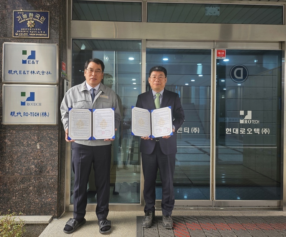 ▲ 광주공고, 동문 기업과 ‘후배 채용 지원’ 협약 체결_(왼쪽부터  노정규 현대로오텍(주) 대표이사, 박태호 광주공고 교장)ⓒ광주공고 제공