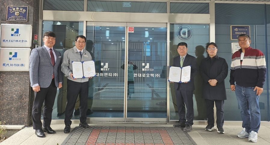 ▲ 광주공고, 동문 기업과 ‘후배 채용 지원’ 협약 체결_(왼쪽부터 김대들 광주공고 교감, 노정규 현대로오텍(주) 대표이사, 박태호 광주공고 교장, 홍상현 광주공고 행정실장, 최동우 광주공고 취업진로부장)ⓒ광주공고 제공