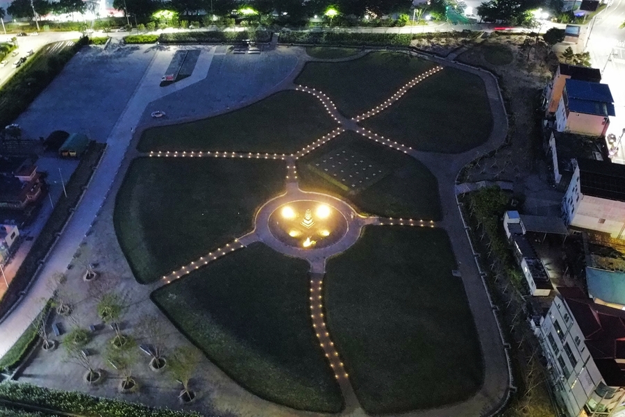 ▲ 예천군은 오는 4월 4일부터 5일까지 양일간 오후 7시부터 한 시간 동안 벚꽃이 만개한 개심사지에서 야간 특별 공연 ‘개심사지 벚꽃 버스킹’을 개최한다(개심사지 야경).ⓒ예천군