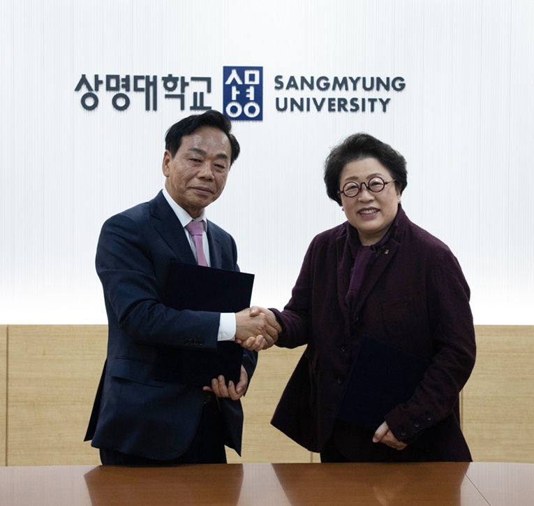 ▲ 이완영 한국공인노무사회 회장과 김종희 상명대 총장(오른쪽)이 MOU 체결 후 기념사진을 촬영하고 있다.ⓒ상명대