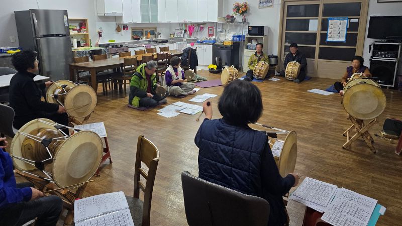 ▲ 어르신들이 경로당 활성화 프로그램에 참여하는 모습.ⓒ서산시