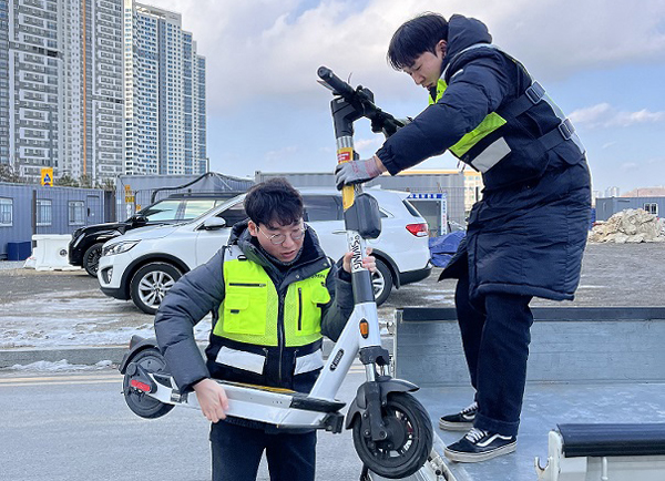 ▲ 인천시 연수구 단속팀이 불법 주정차된 공유 킥보드를 견인 조치하고 있다.
ⓒ인천 연수구 제공