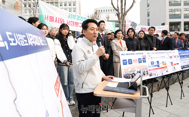 ▲ 오세훈 서울시장이 1일 오전 서울 서대문구 명지대학교 인문캠퍼스 정문 앞 서부선 도시철도 현장을 방문해 서부선 추진현황 및 향후 계획을 발표하고 있다.  ⓒ서성진 기자