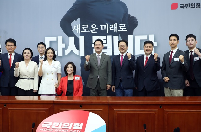 ▲ 장동혁(가운데) 국민의힘 대표가 2025년 9월, 서울 여의도 국회에서 열린 신임 대변인단 임명장 수여식에서 참석자들과 기념촬영하고 있다. ⓒ뉴시스