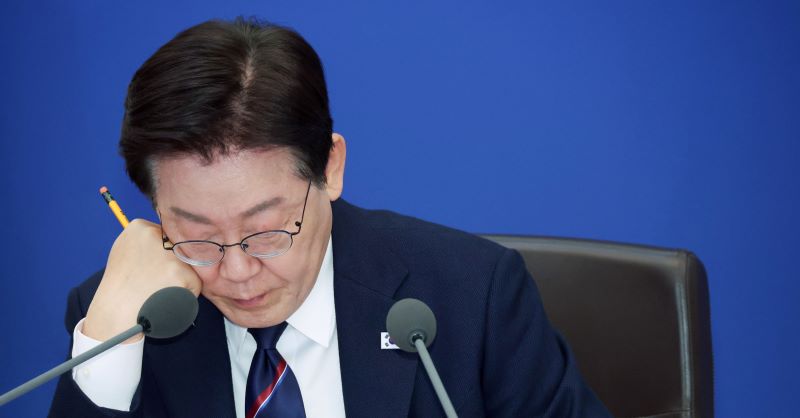 ▲ 이재명 대통령이 지난달 31일 청와대에서 열린 국무회의에서 중동전쟁 관련 비상국정운영 및 대응 현황 자료를 살펴보고 있다. ⓒ뉴시스