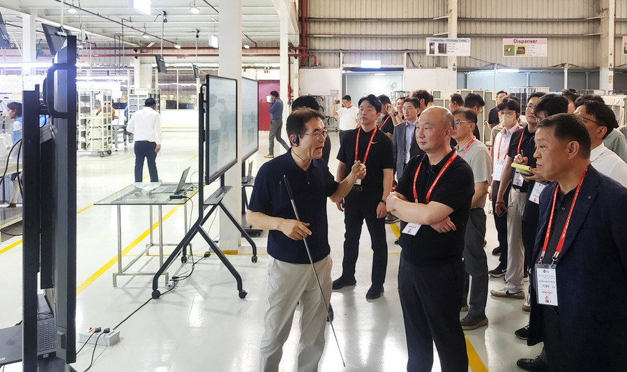 ▲ 생산성 개선 우수 사례로 꼽힌 LG전자 국내 협력사의 인도 현지 공장을 LG전자와 협력사 임직원들이 함께 둘러보고 있다.ⓒLG전자