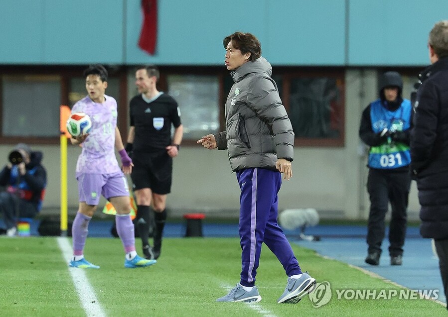 ▲ 홍명보 한국 감독이 랑닉 감독과 지략대결에서 패배했다.ⓒ연합뉴스 제공