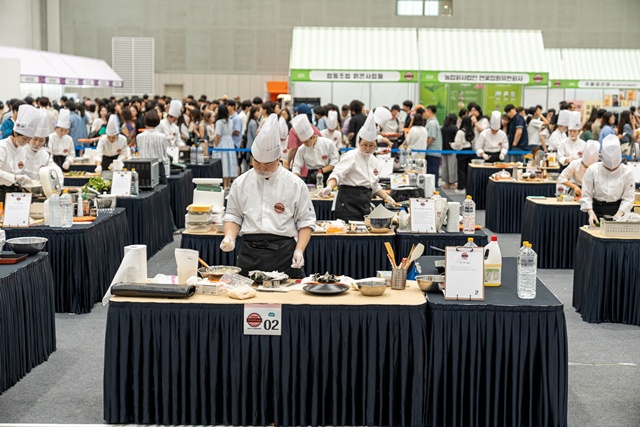 ▲ 경기도가 지난해 수원컨벤션센터에서 개최한 '제2회 경기미 김밥 경연대회'. ⓒ경기도 제공