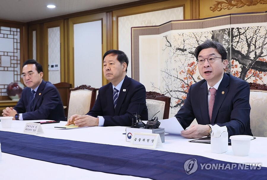 ▲ 이억원 금융위원장이 1일 서울 종로구 정부서울청사에서 열린 거시재정 금융간담회에서 발언하고 있다. 왼쪽부터 박홍근 기획예산처 장관, 구윤철 부총리 겸 재정경제부 장관, 이억원 위원장.ⓒ연합뉴스