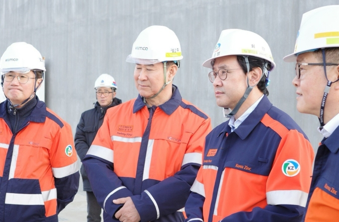▲ 고려아연 최윤범 회장이 올인원니켈제련소 건설현장을 방문하여 진척상황을 확인하고 임직원들을 격려하고 있다.ⓒ고려아연