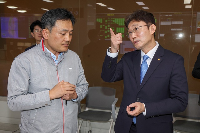 ▲ 박윤영 KT 대표가 지난달 31일 KT 현장 점검을 통해 주요 네트워크 인프라 현황에 대한 설명을 듣고 있다.ⓒKT