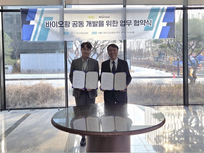 ▲ 이승욱 뉴라이즌 대표(왼쪽)가 에코심플렉스와 바이오황 기반 공기정화·수처리 기술 개발을 위한 업무협약을 체결한 뒤 기념사진을 찍고 있다.ⓒ뉴라이즌