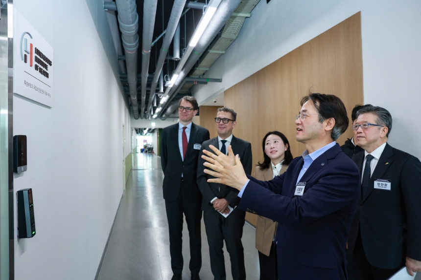 ▲ 고양시 창조혁신캠퍼스에서 룩셈부르크 국립보건원(LIH) 한국 대표사무소 현판식이 열리고 있다 ⓒ고양특례시 제공