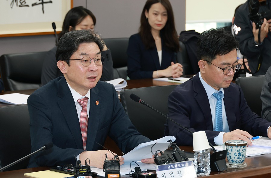 ▲ 이억원 금융위원장이 1일 오전 서울 종로구 정부서울청사에서 재정경제부, 국토교통부, 행정안전부, 국세청, 한국은행, 금융감독원 등 관계기관과 업권별 협회, 5대 시중은행 등이 참석한 가운데 관계부처 합동으로 개최한 가계부채 점검회의를 개최했다. ⓒ 금융위원회