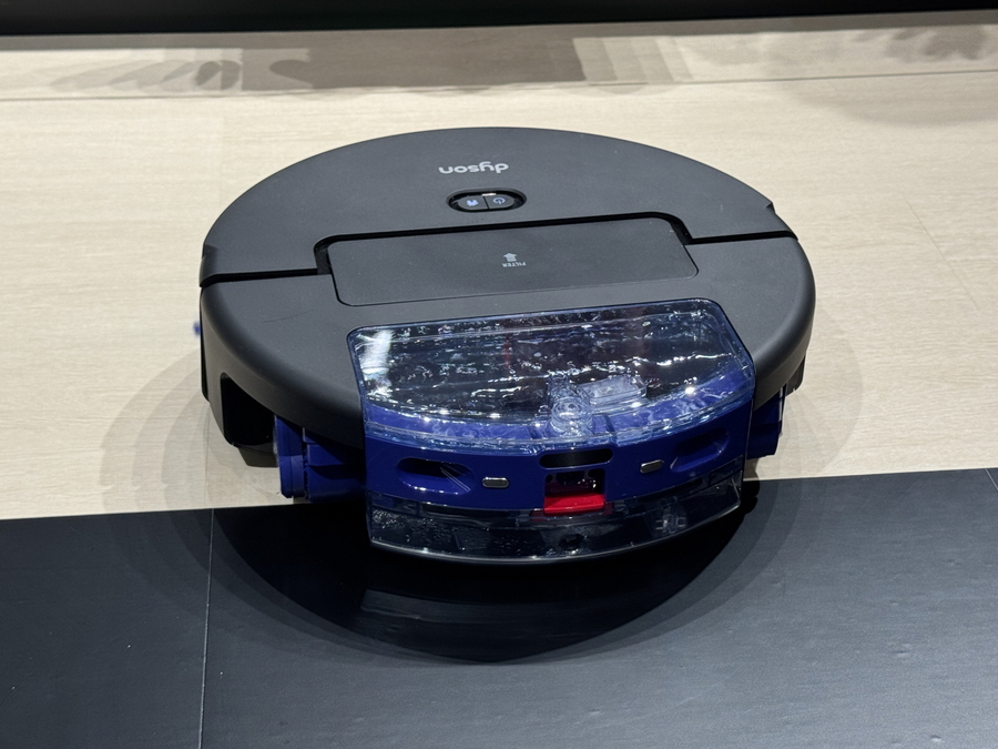 ▲ 로봇청소기가 롤러에 물을 공급해 계속 깨끗한 청소를 할 수 있도록 한다. ⓒ김재홍 기자