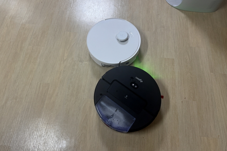 ▲ 로보락 Qrevo Curv 2 Flow(위쪽)과 비교한 모습. ⓒ김재홍 기자